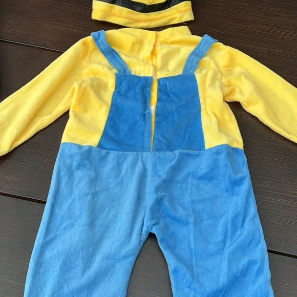 Universal Despicable Me Minion Outfit - Yellow and Blue - Picture 5 of 6